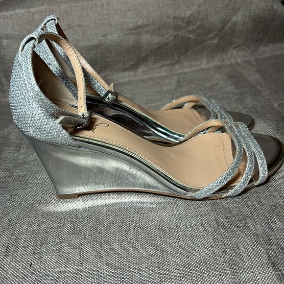 Jewel Badgley Mischka Hunt Women's Sandal, Silver, 6 - Picture 2 of 13